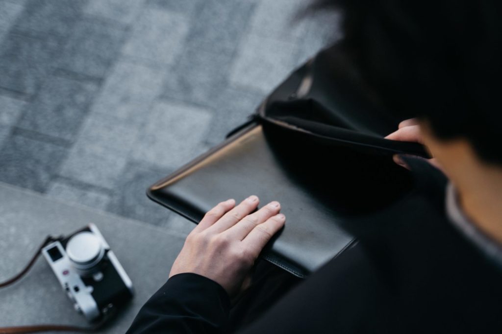 圧倒的な存在感。高級革を用いた国立商店の15インチMacBook Pro専用