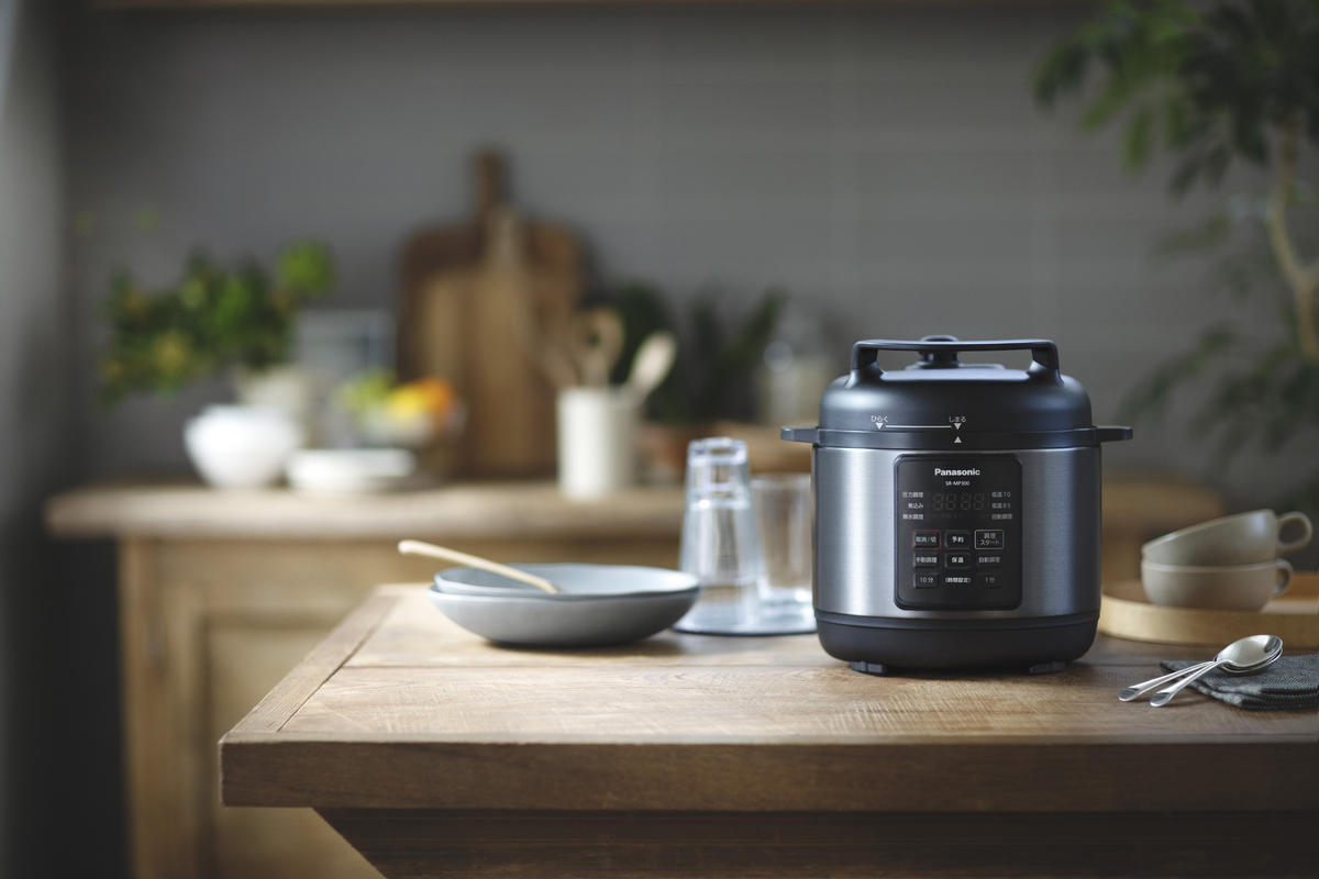 パナソニックから約10年ぶりの新電気圧力鍋--縦長ボディで扱いやすい