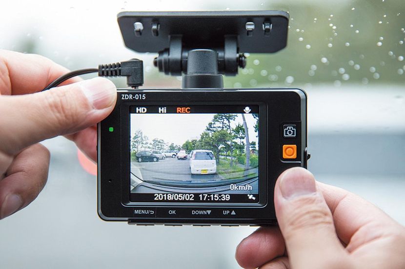 メカ音痴でも10分】ドライブレコーダー コムテック ZDR-015 の取り付け