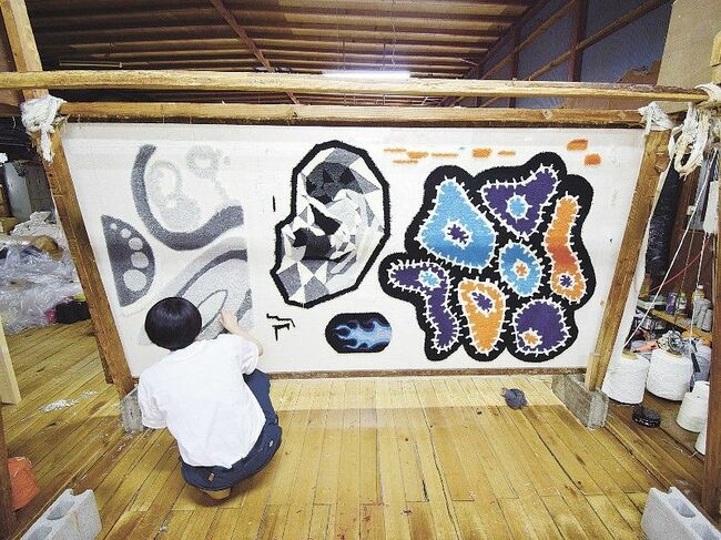 空間を彩る、まるでアートなラグマット 全国から集った職人たちが腕を