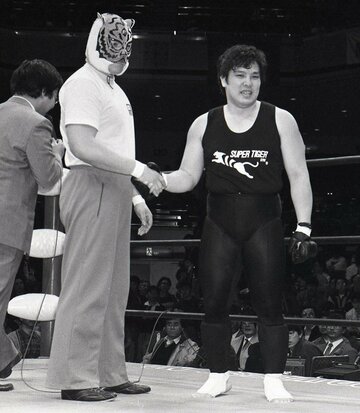 写真：初代タイガーマスクと握手するのちの二代目タイガー三沢光晴