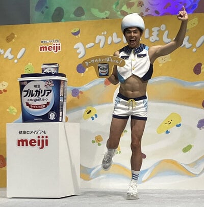 1ページ目】小島よしおが長男にギャグと名前と海パンを譲って「二代目