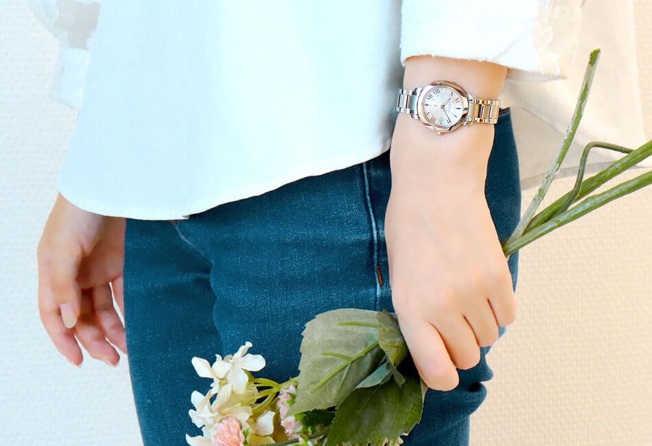 前を向いて頑張る女性の腕元に光を差すxC hikariコレクション | FIRST