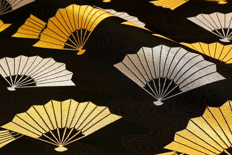 扇文（黒）柄の金襴織物なら、和風生地専門店[都香庵]