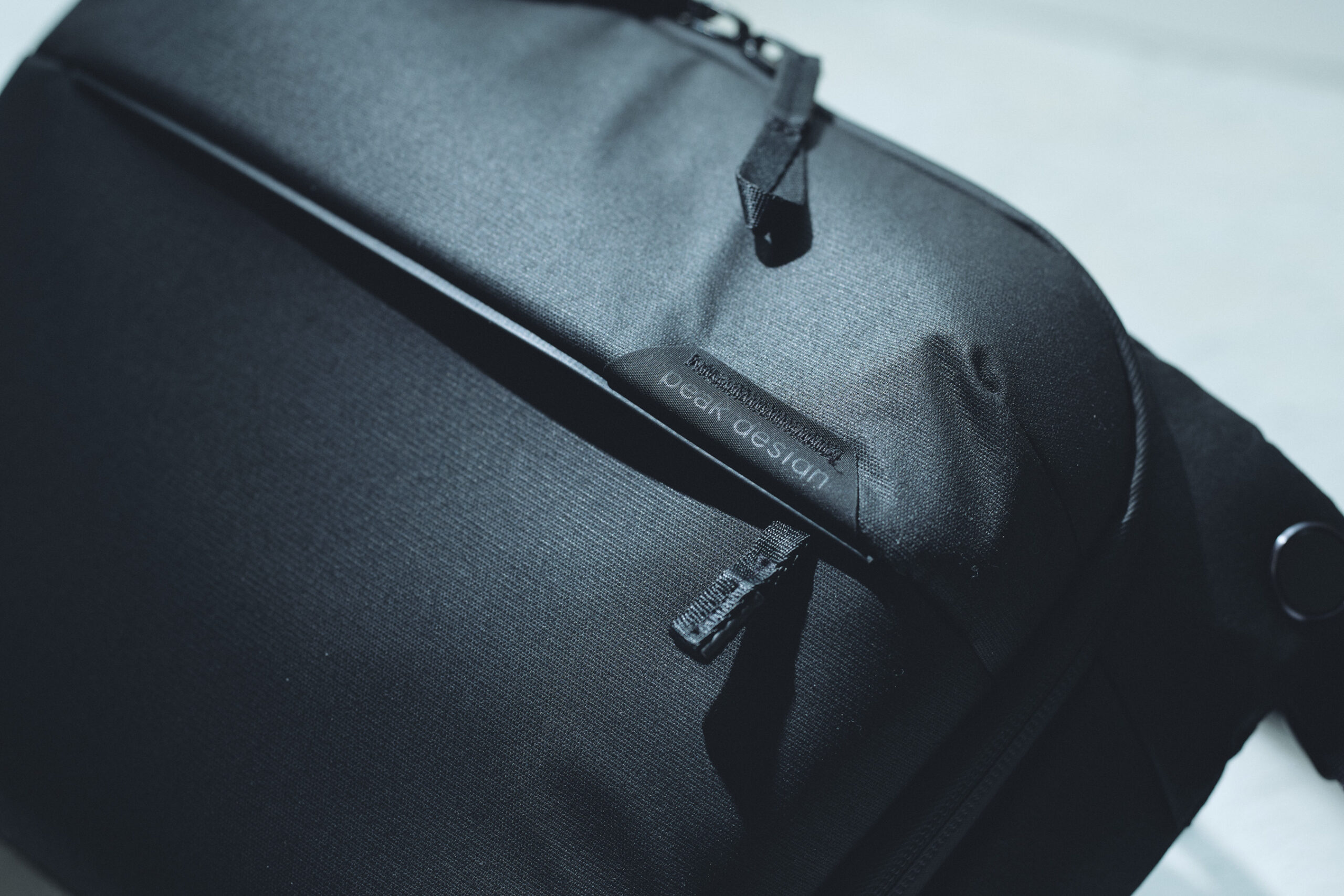 コンパクトなカメラバッグで機材を厳選して身軽に撮影へ：Peak Design