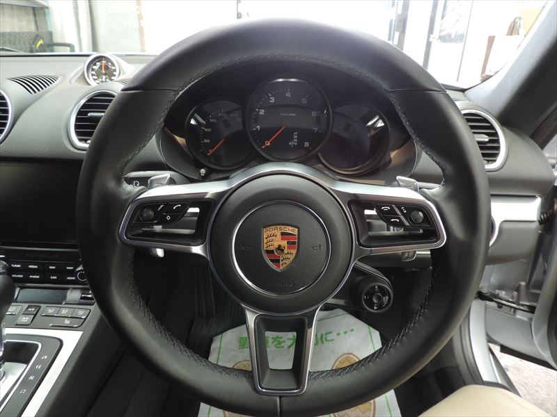 ポルシェ：ケイマン718の革製ステアリングハンドルの塗装リペア