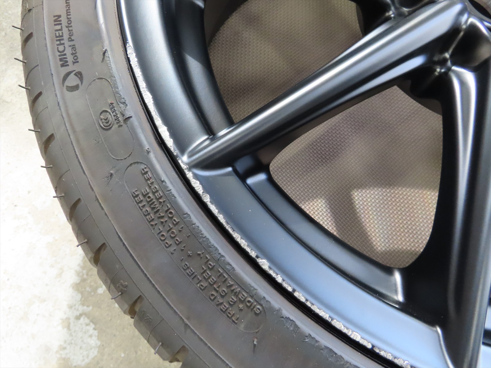 トヨタ：GR86純正マットブラックホイールの擦りキズリペア施工です