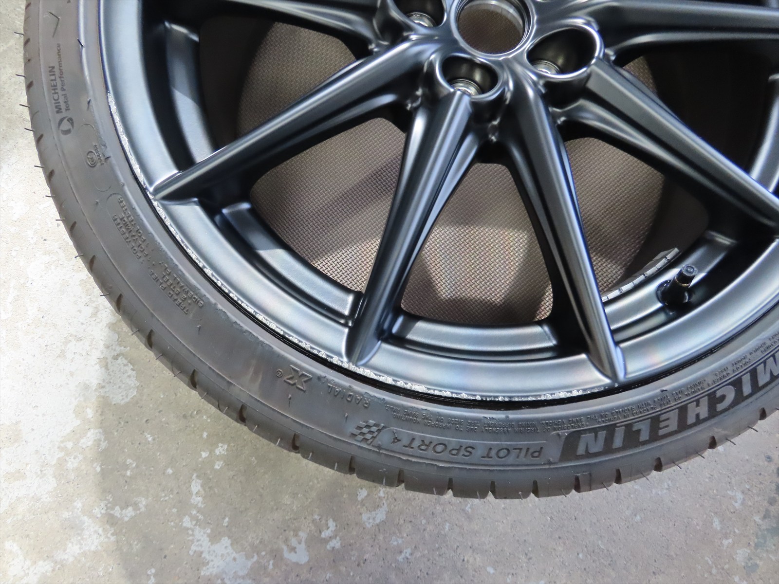 トヨタ：GR86純正マットブラックホイールの擦りキズリペア施工です