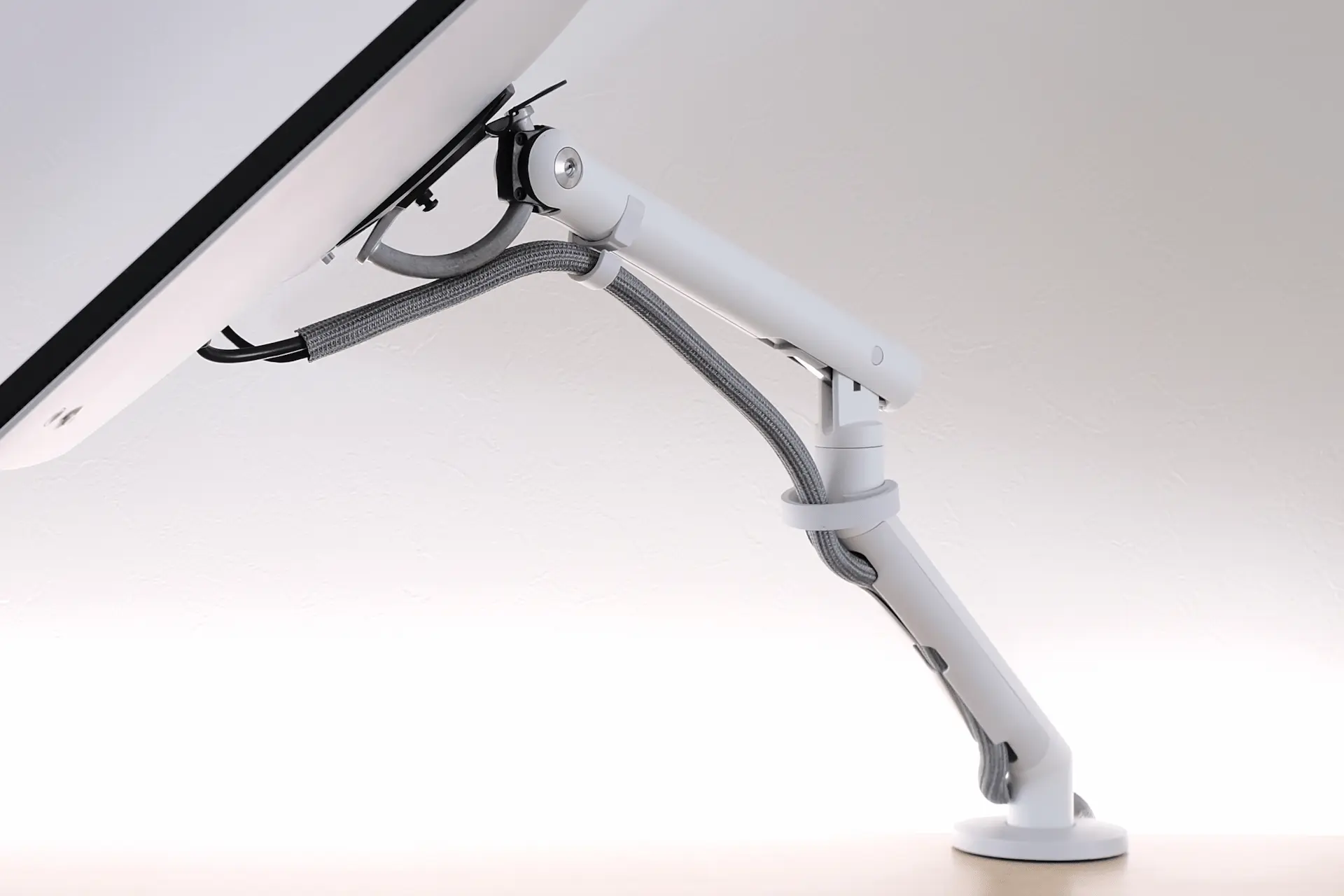 Flo Monitor Arm』レビュー｜台座がコンパクトな世界一美しいモニター