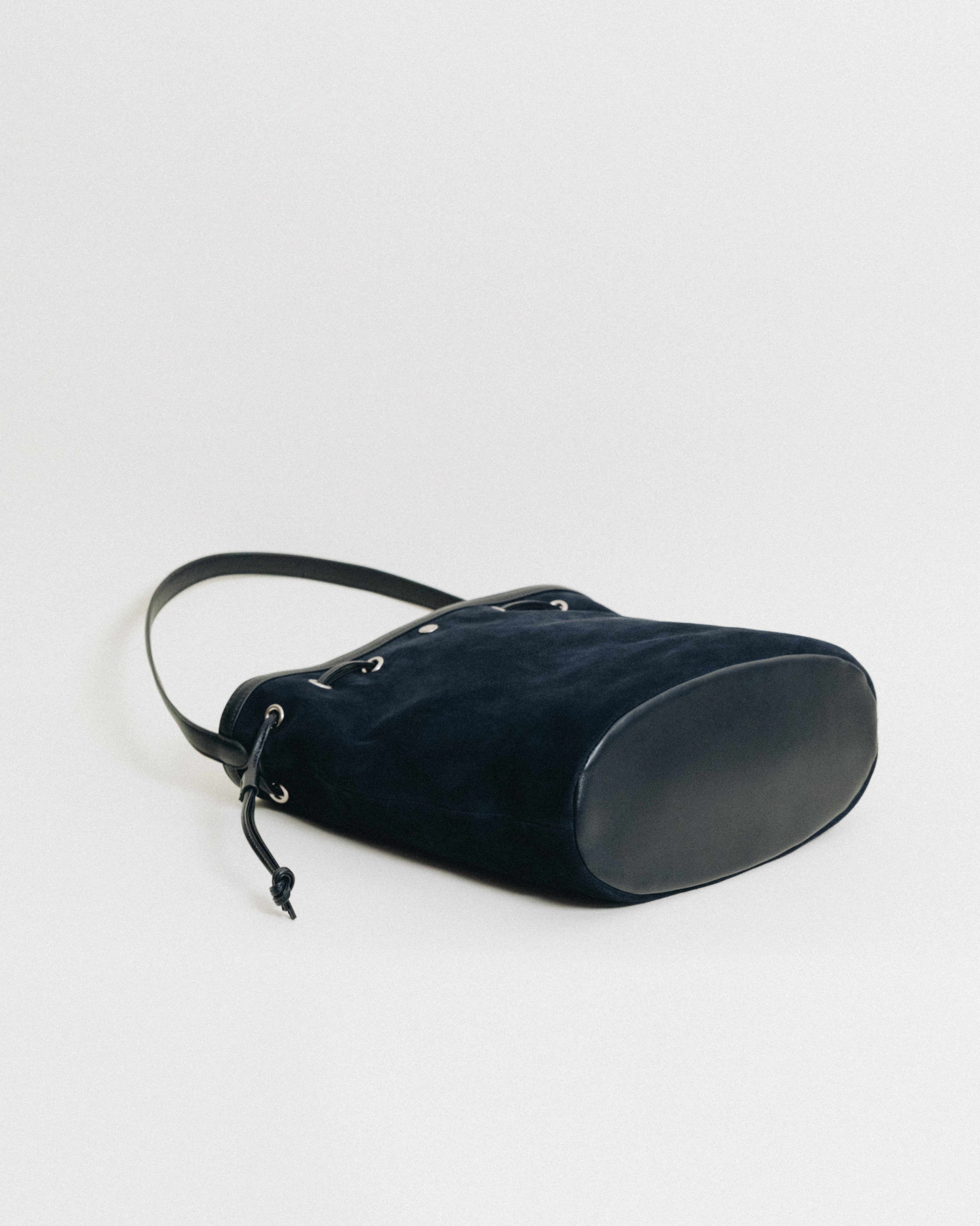 SAC COQUILLE BUCKET SUEDE NAVY – TOUT Y EST JP