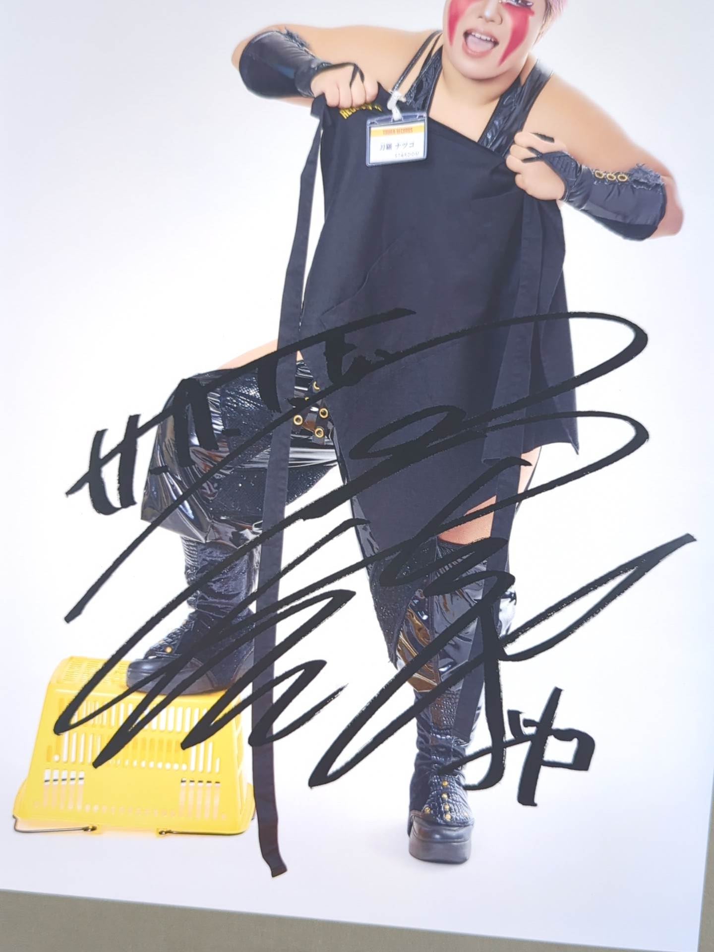 刀羅ナツコ スターダム×TOWER RECORDS 2025 ポートレート – 闘道館