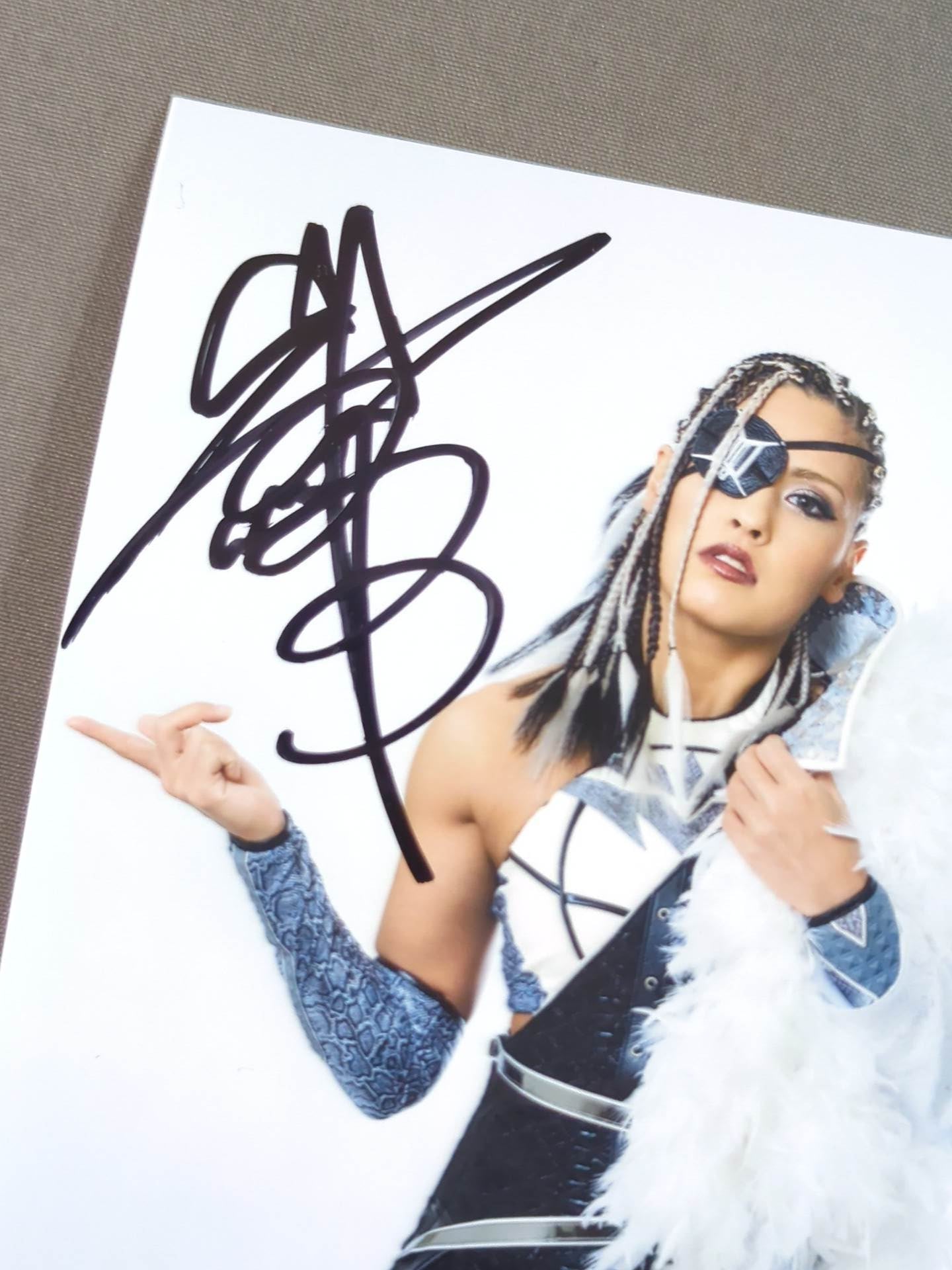 ジュリア 直筆サイン入り ブロマイド① – 闘道館