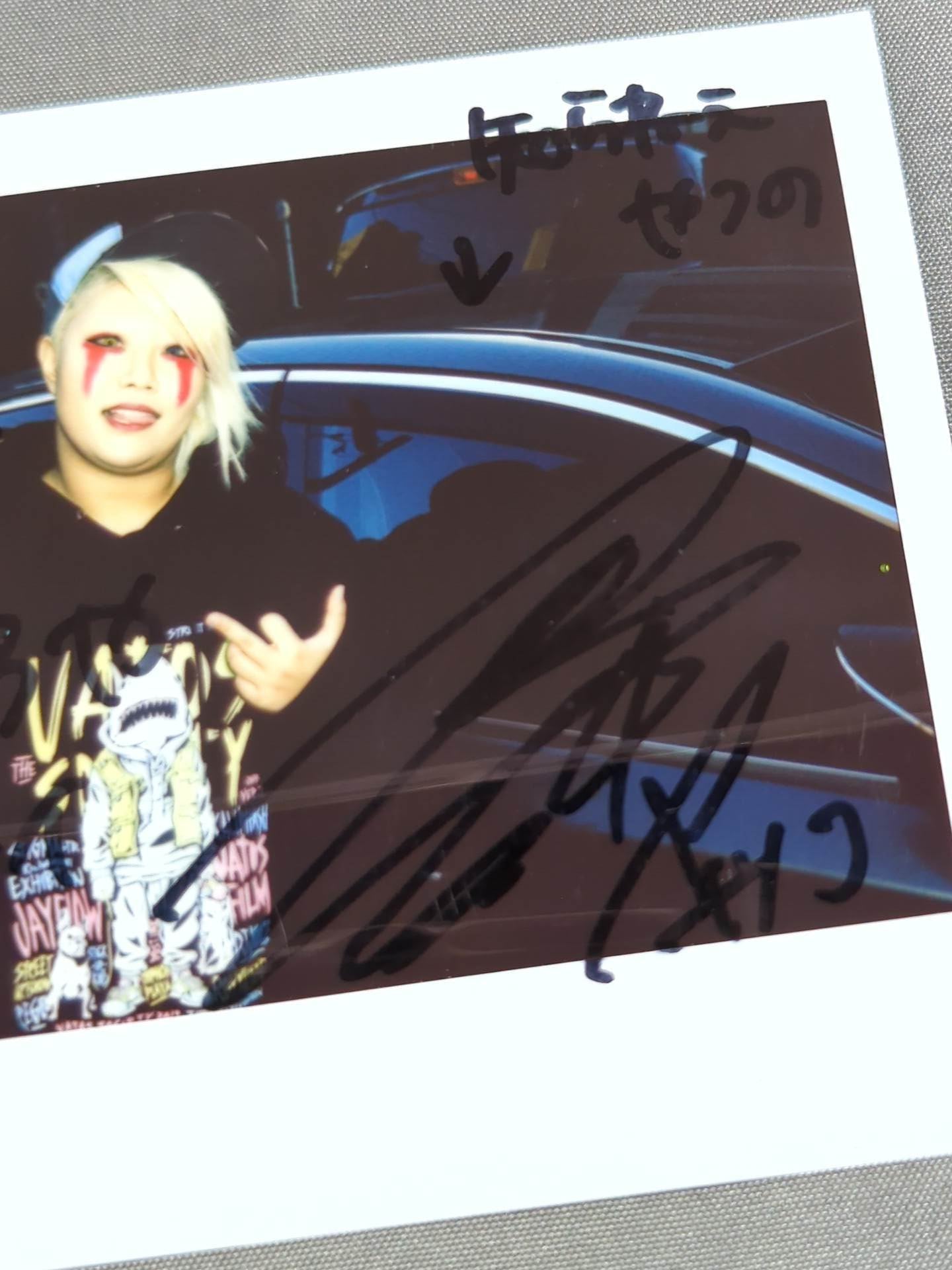 刀羅ナツコ 直筆サイン入りチェキ(C-2) – 闘道館