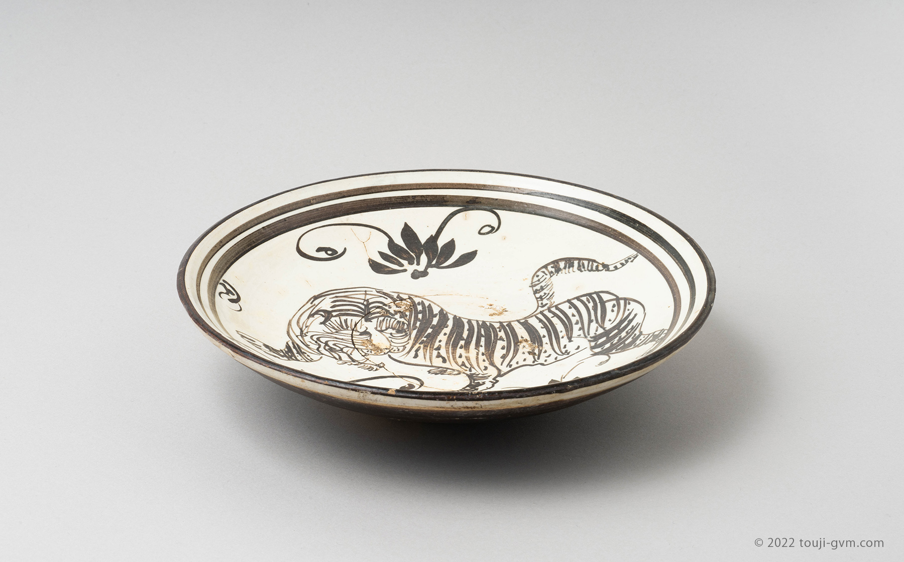 磁州窯白地鉄絵虎文皿 – Cizhou ware Plate | 陶磁オンライン美術館ー