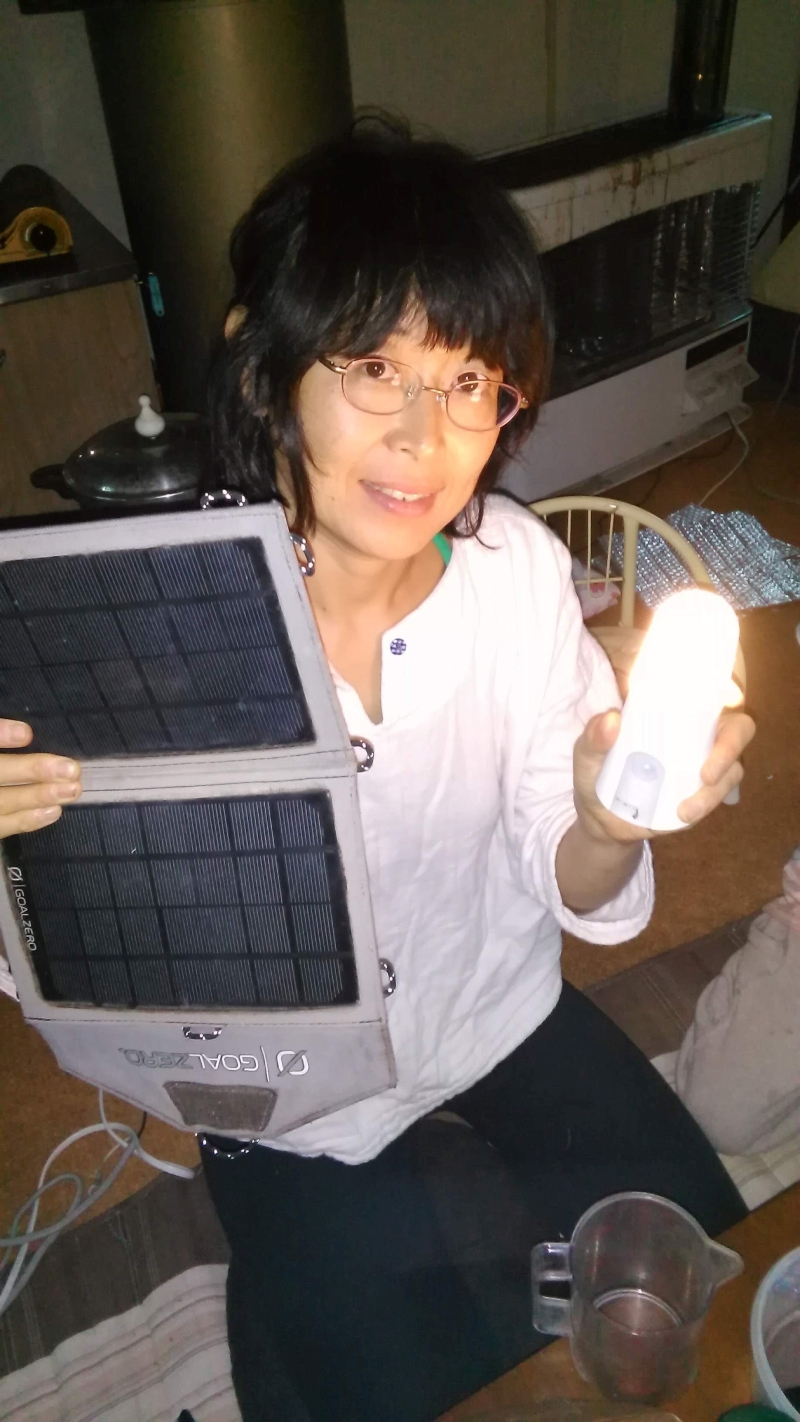 小さいエネルギーで暮らすコツ : 太陽光・水力・薪&炭で、電気も熱も