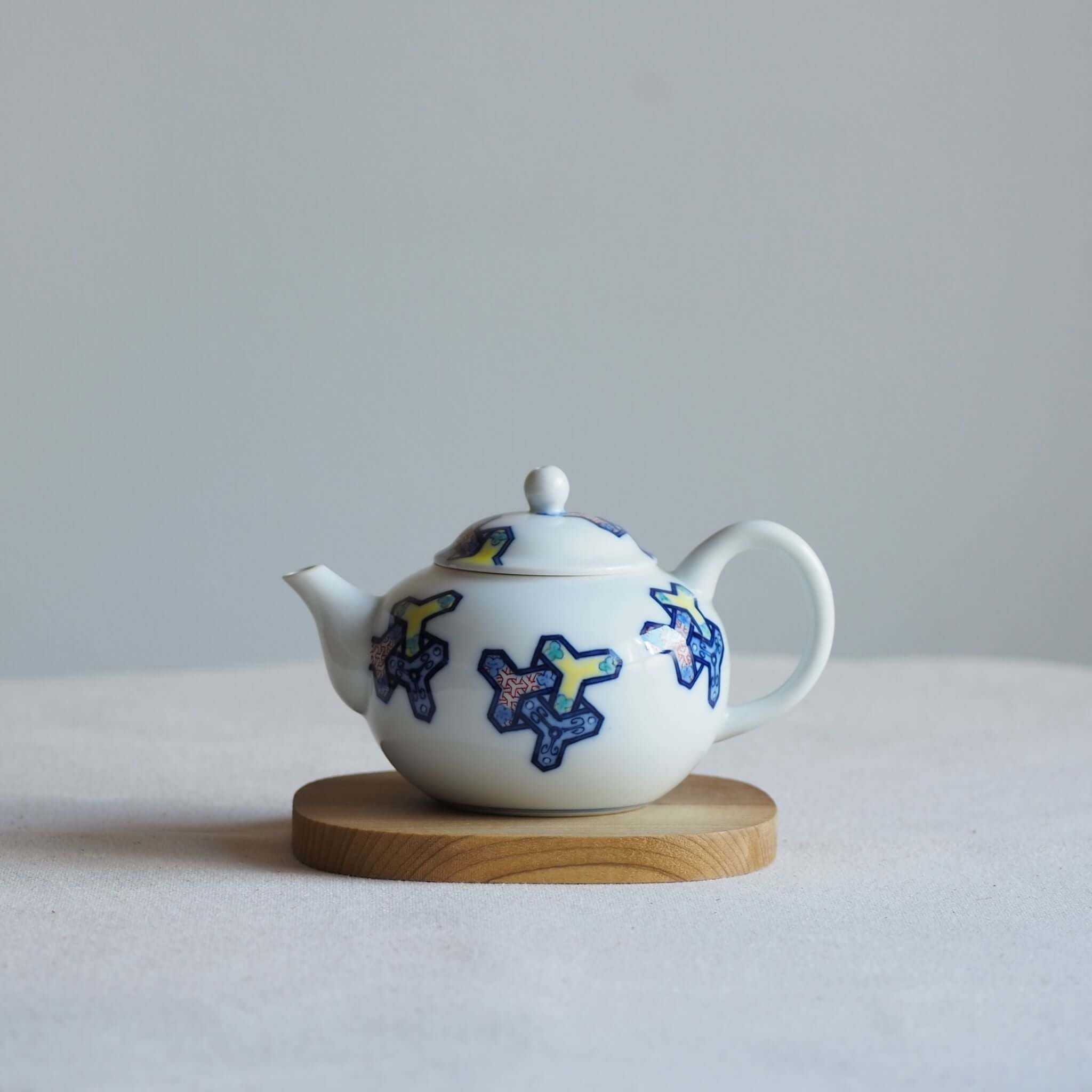 鍋島焼 鍋島虎仙窯作 手描き更紗亀甲散文急須 [東山堂煎茶器店