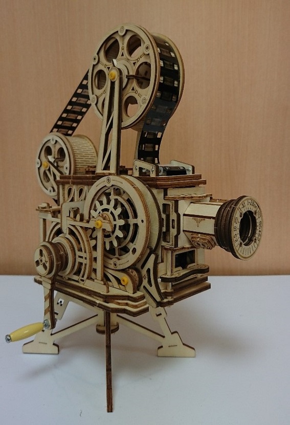 小さな組み立て式映写機も完成しました‼｜コラム｜スタッフブログ