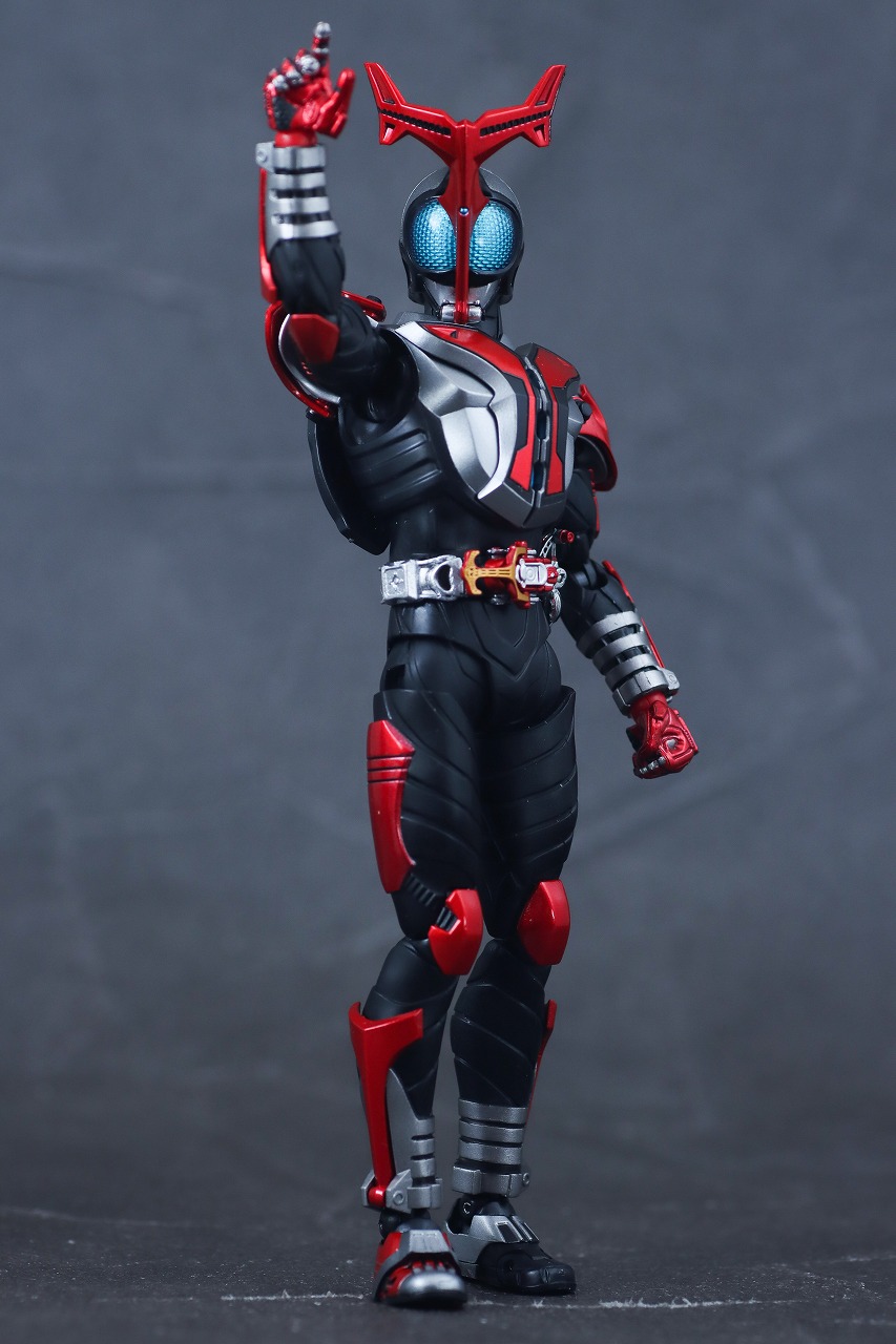 S.H.フィギュアーツ 真骨彫製法 仮面ライダーカブト ハイパーフォーム