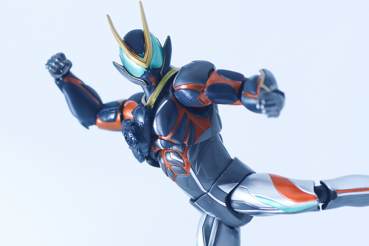 S.H.フィギュアーツ 仮面ライダークウガ マイティフォーム（『仮面