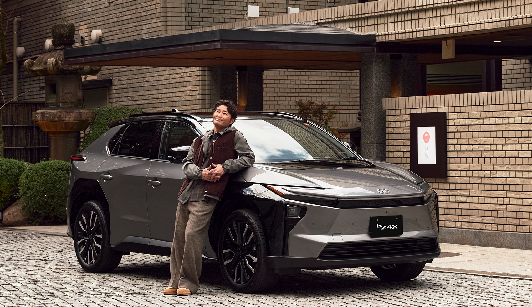 安田顕の心に新しい風を吹き込む。トヨタ「bZ4X」と行く、休日の