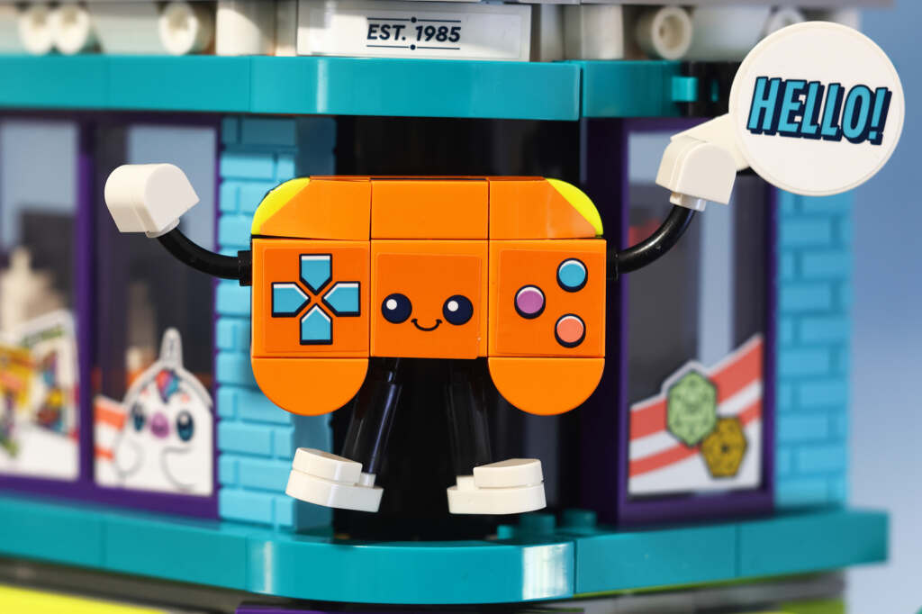 LEGO Friends Comic Book and Games Store Set (42674) review - Toy