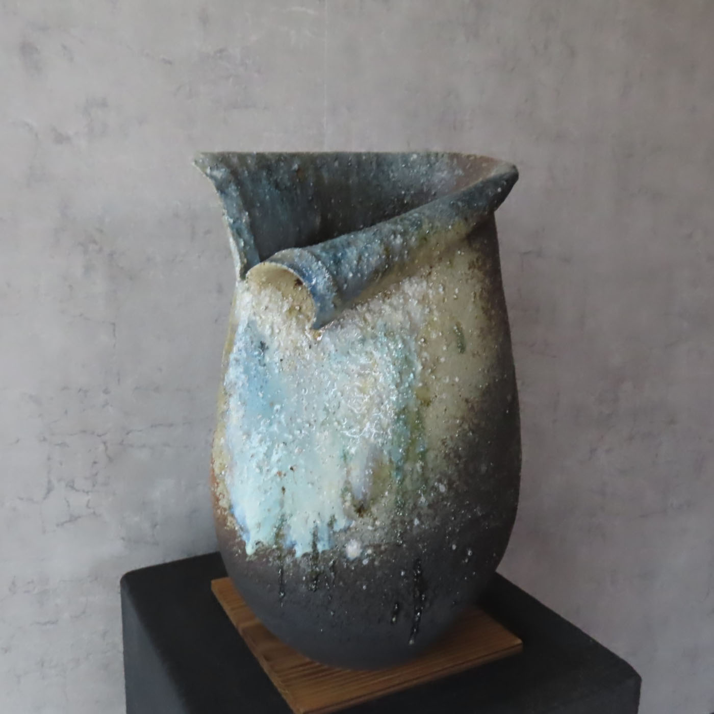 楽天市場】【信楽焼】灰窯変しずく花入れ フラワーベース 花瓶 花器 壺