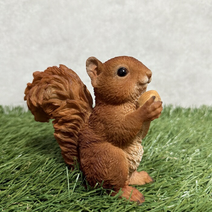 楽天市場】置物 松ぼっくりを掴むリス かわいい woobia ウービア