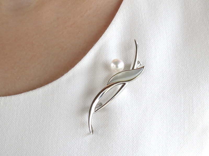 楽天市場】【全品ギフト包装】アコヤ真珠×白蝶貝ブローチ 約8.0mm SV