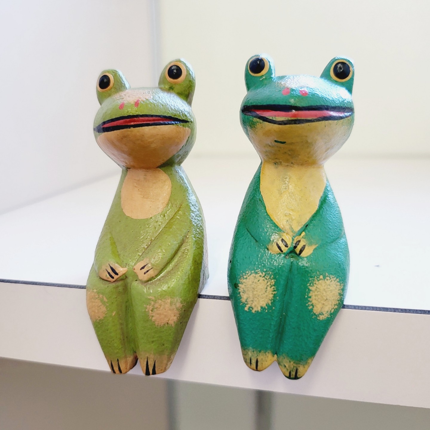 楽天市場】10002667 カエル 蛙 2カラーあり お座りカエル バリ雑貨