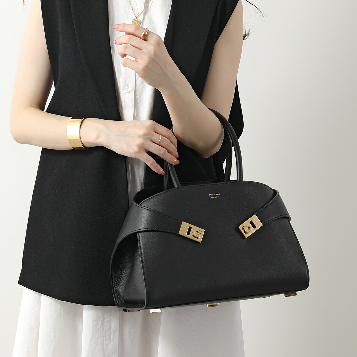 楽天市場】FERRAGAMO フェラガモ ハンドバッグ Hug ハグ スモール 21