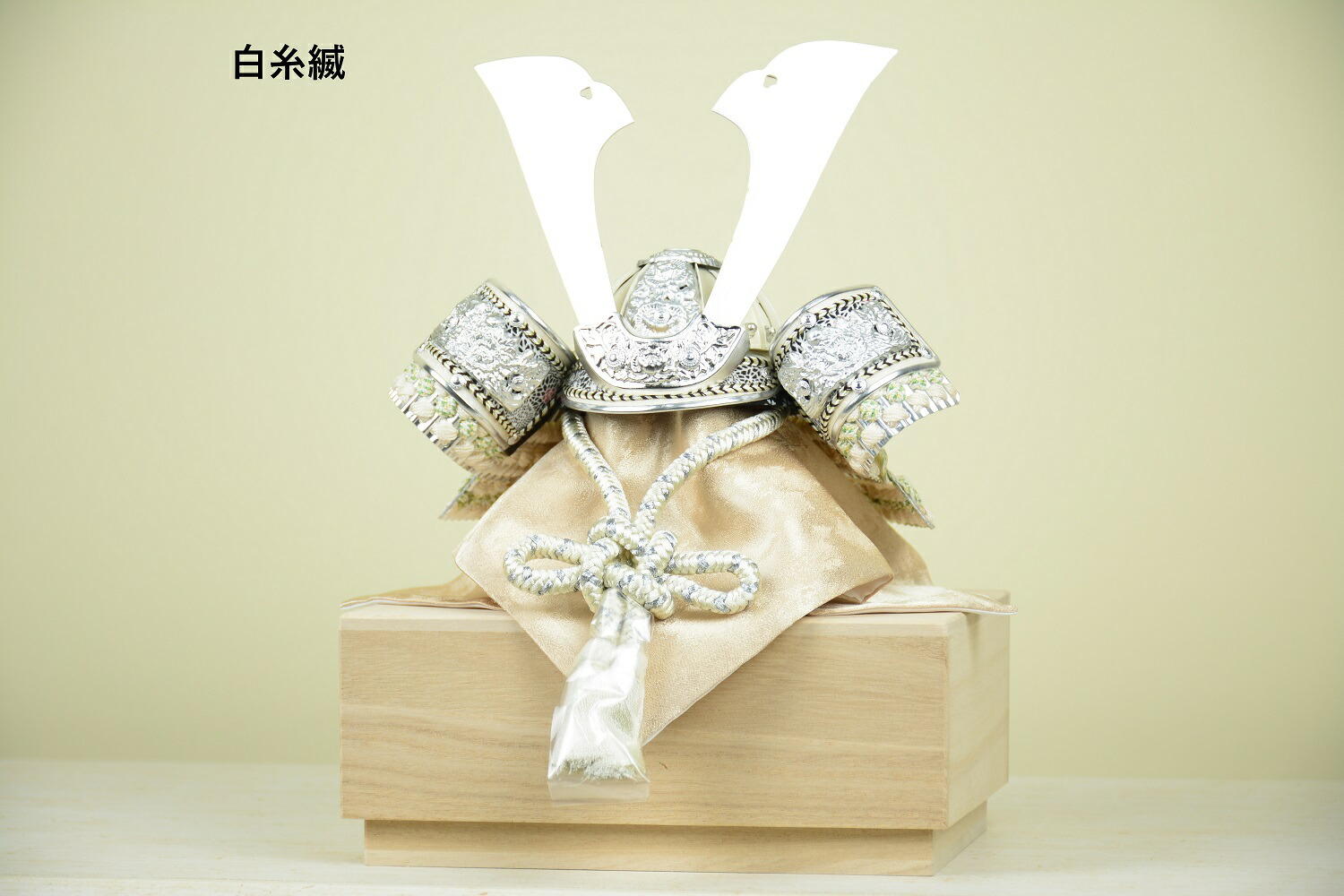 楽天市場】【選べる3種】 五月人形 寛蔵作 兜飾り 白兜 7号 限定品