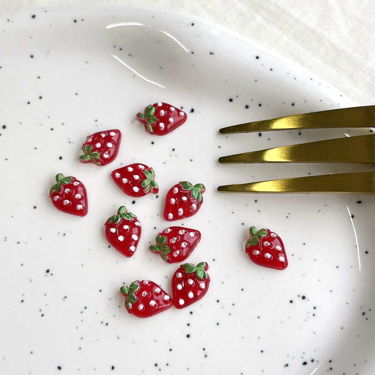 楽天市場】ミニいちごパーツ 【10個入】 いちご 立体 デコパーツ 貼り