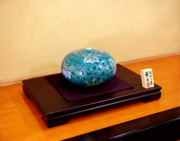 楽天市場】有田焼・伝統工芸・総手描き色鍋島様式唐草桐絵飾り花瓶陶芸