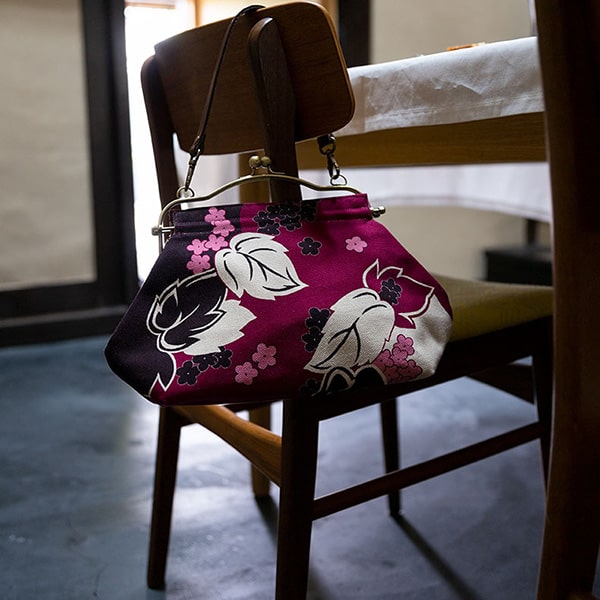 楽天市場】亥之吉 横長ベンリーがま口 つたかずら 蔦葛 紺 紅紫 花柄