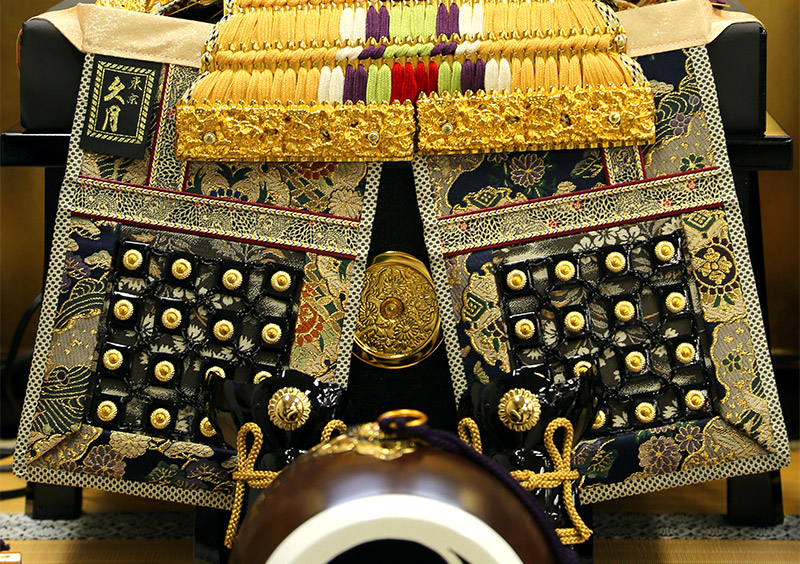 楽天市場】五月人形 久月 鎧段飾り 鎧飾り 金小札 正絹緋糸沢瀉縅 12号