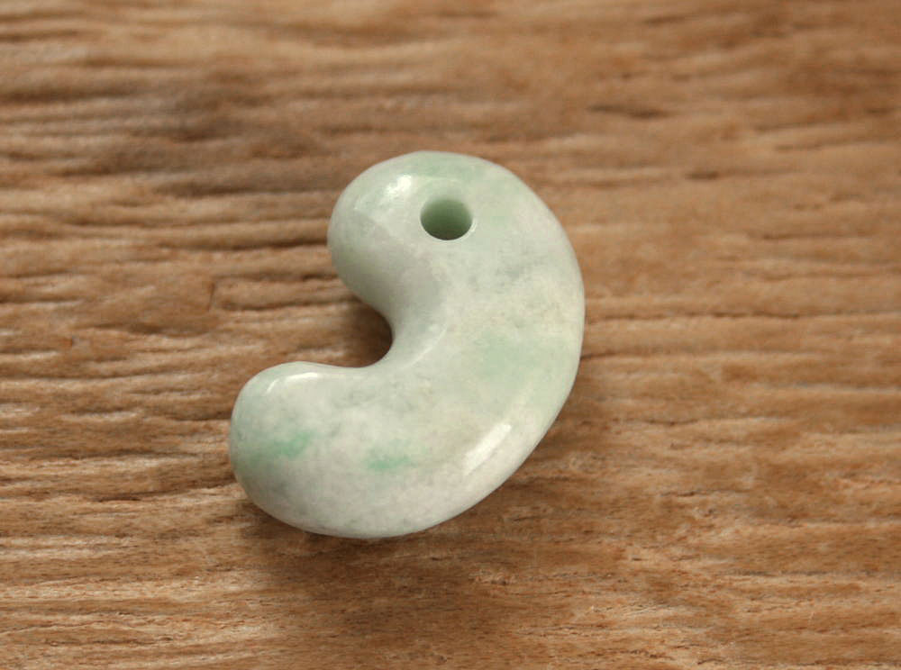 楽天市場】糸魚川翡翠勾玉 M09454 日本ヒスイ鉱業 制作 20mm*13mm*7mm