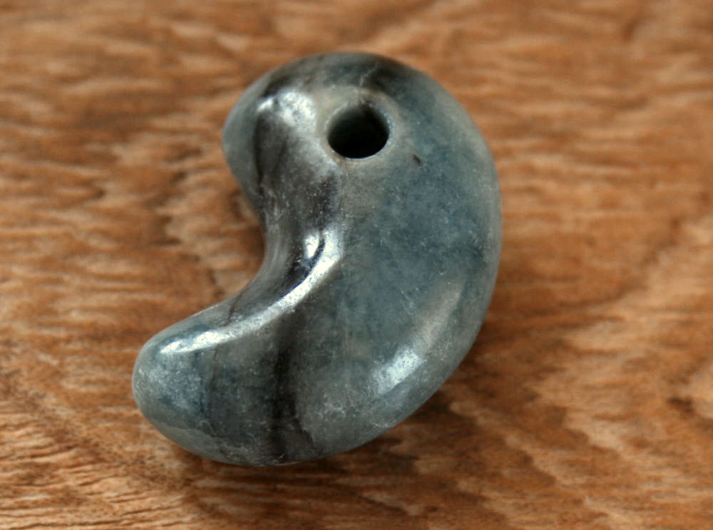 楽天市場】糸魚川青翡翠勾玉 M10013 和工房 作 28mm*18.5mm*11mm