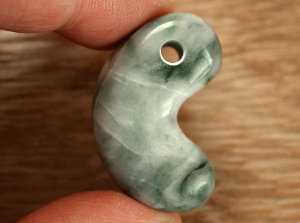 楽天市場】糸魚川翡翠勾玉 M08714 翠石 作 35mm*21mm*10.5mm 糸魚川