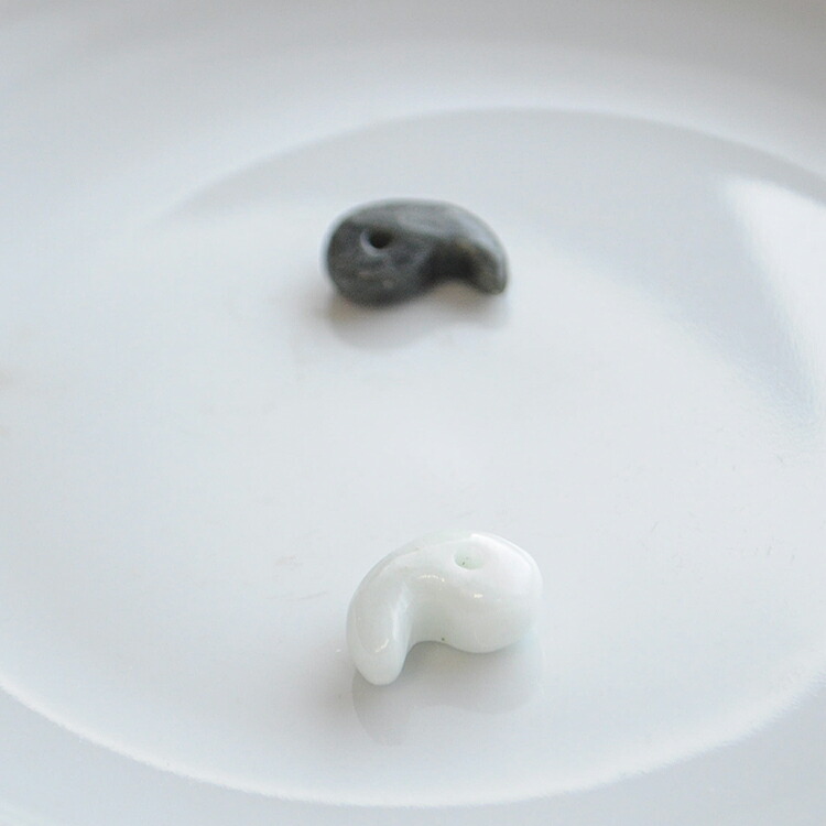 楽天市場】糸魚川翡翠 勾玉 18mm 白黒セット 糸魚川 ヒスイ 勾玉