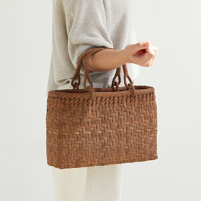 楽天市場】取手がパタン♪ やまぶどう横幅さんさん(33cm)バッグ(網代