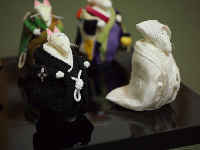 楽天市場】正絹古布の縮緬細工 狐の嫁入り(台付き)【正絹古布】【縮緬