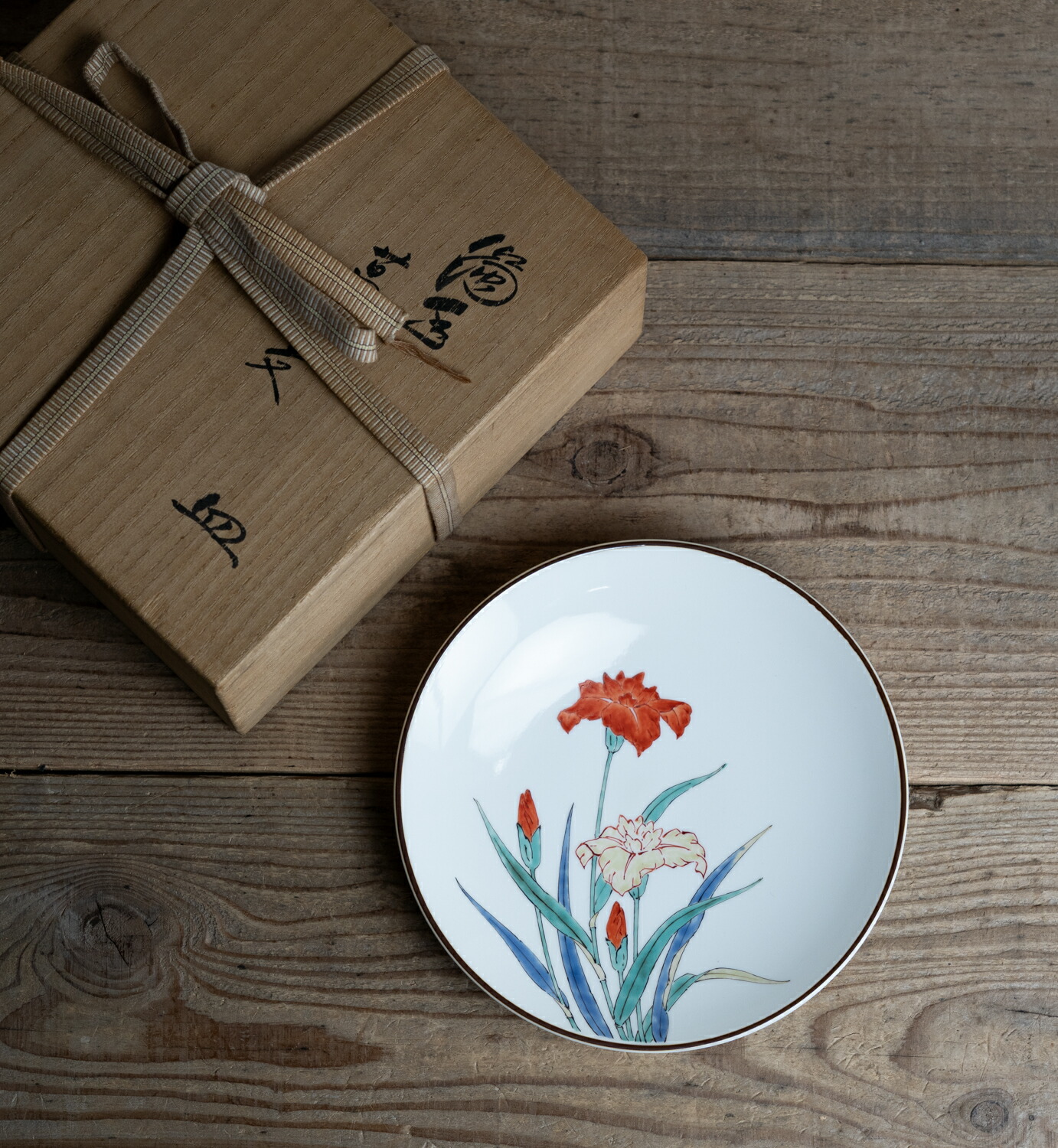 幕末明治 古伊万里 色絵 柿右衛門様式 染錦手花蝶図 輪花皿 柴束文飾皿 有田焼 ミュージアム干支コレクションアワード2022 | アイエム