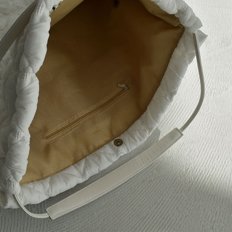 楽天市場】キルティングショルダートートバッグ ホワイト/ブラック