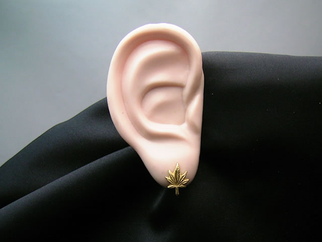楽天市場】ラブクラフト 【18金製の 大麻草ピアス 1個】 18金製の