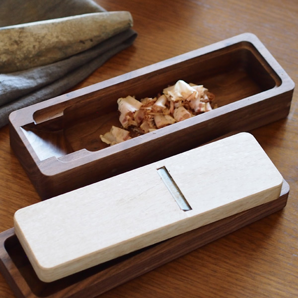 楽天市場】【25日限定クーポン対象】台屋 鰹節削り器 別注青紙