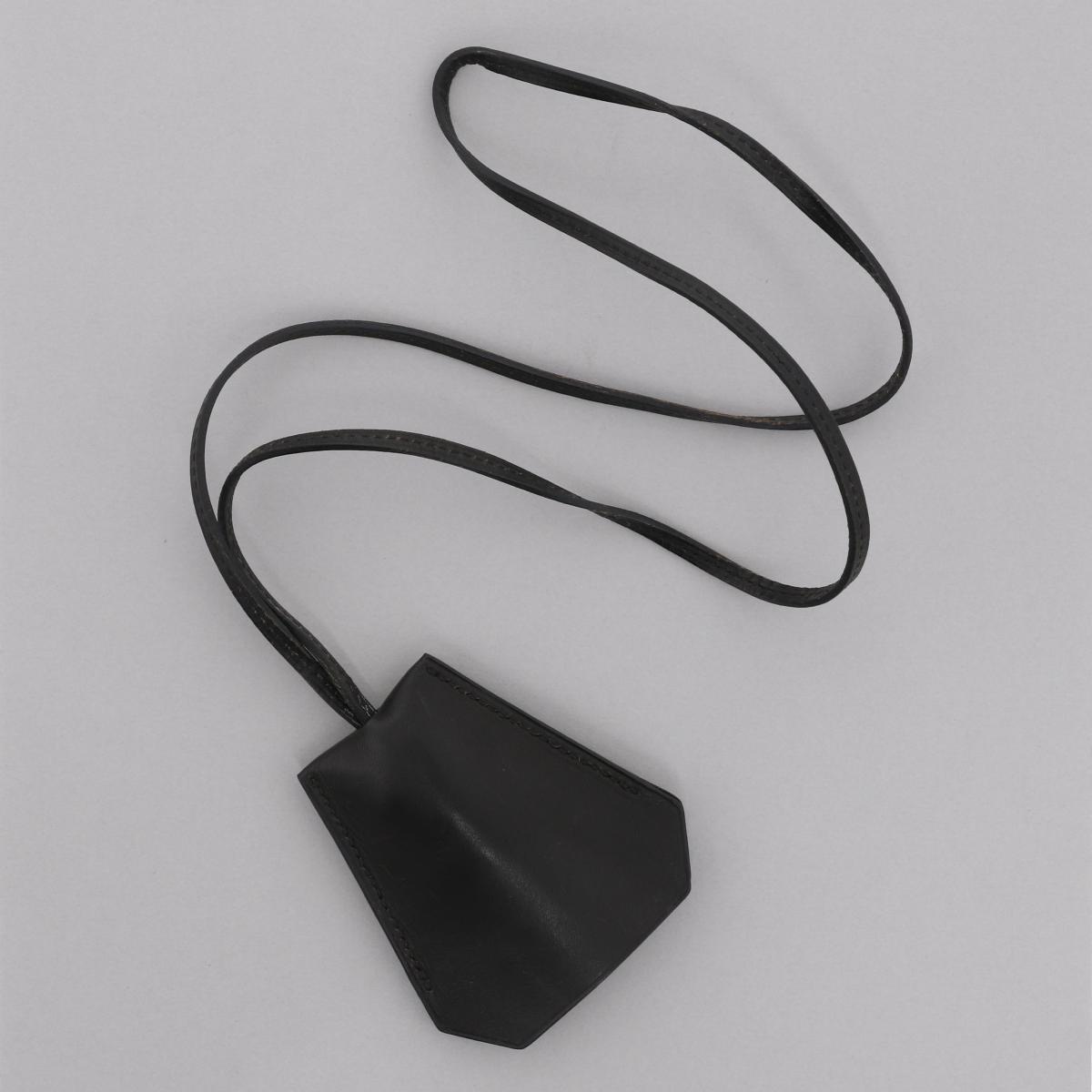 楽天市場】HERMES （エルメス） ｸﾛｼｪｯﾄ ｷｰﾘﾝｸﾞ ﾁｬｰﾑ ﾈｯｸﾚｽ Noir 小物