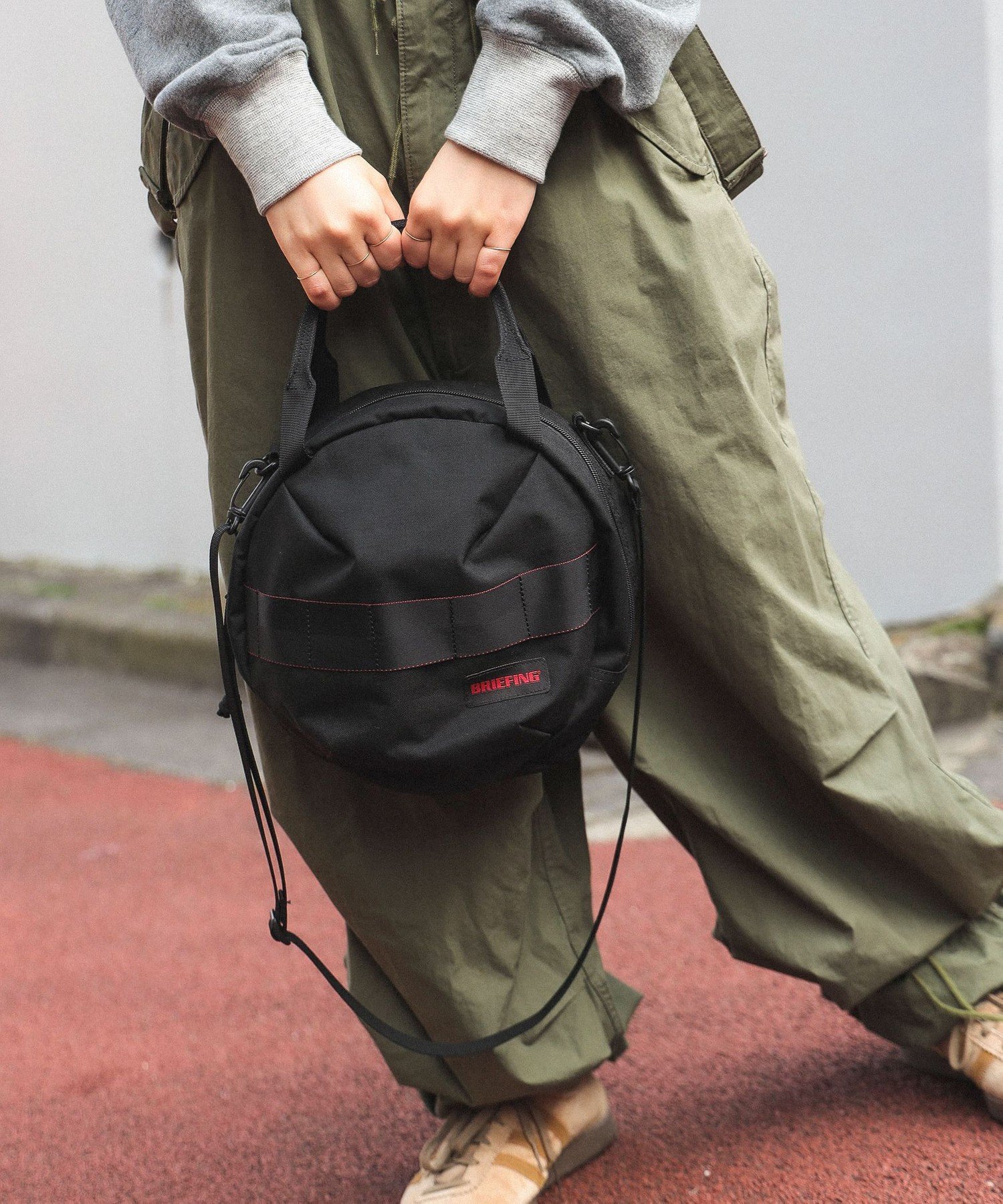 BEAMS WOMEN｜【別注】BRIEFING / ヘルメット バッグ バッグ ギフト