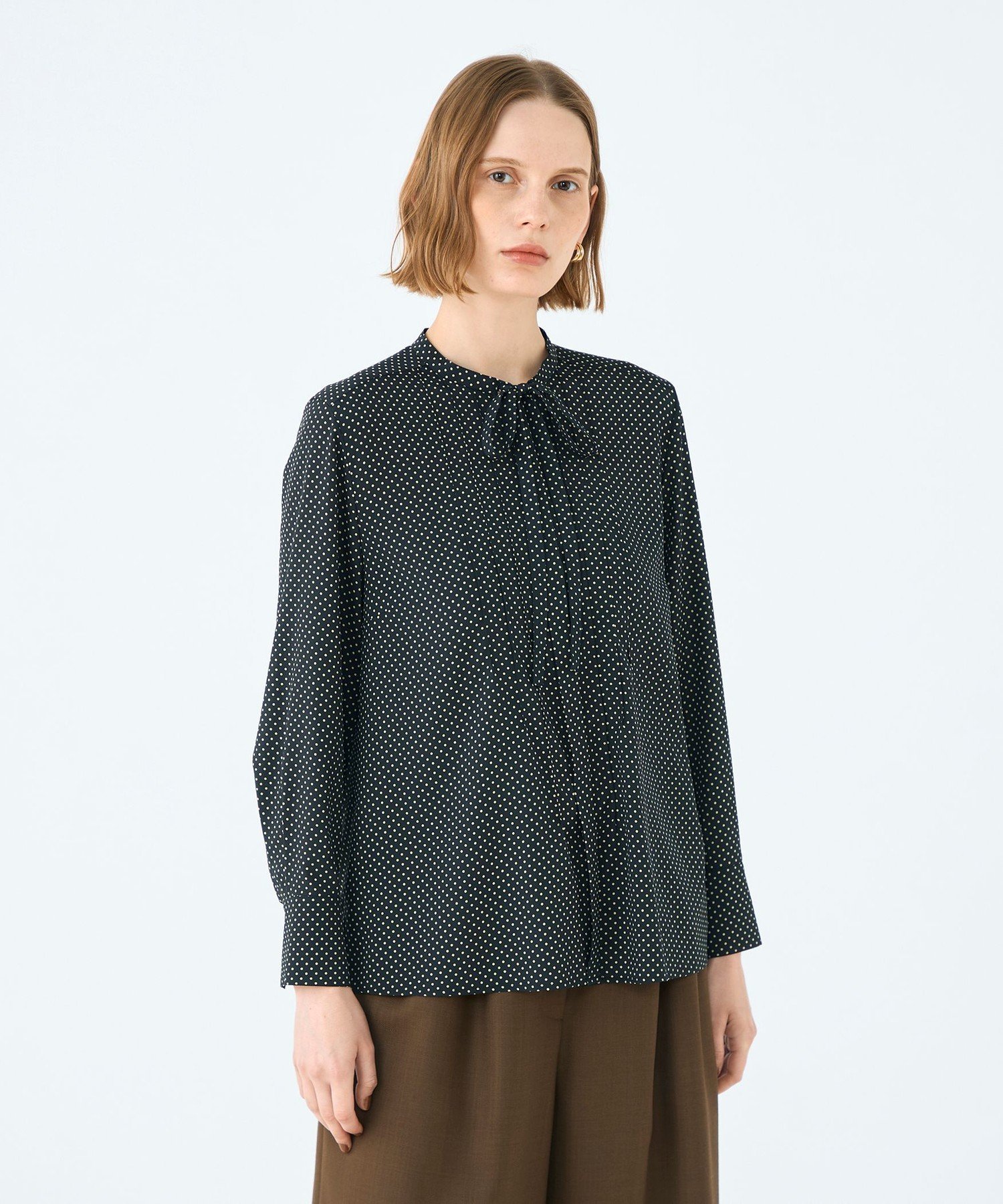 TOMORROWLAND｜ミニドットプリント スリムボウタイブラウス | Rakuten