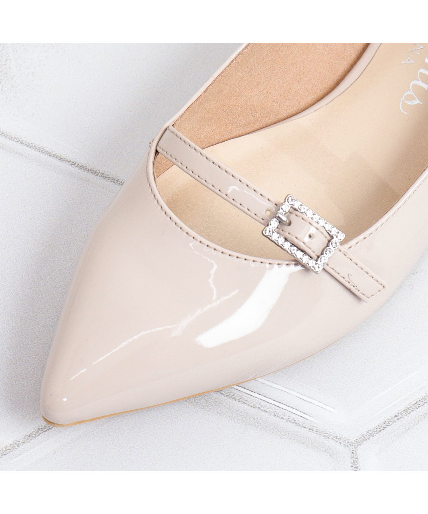 artemis by DIANA｜ビジューバックルストラップ ポインテッドトゥ