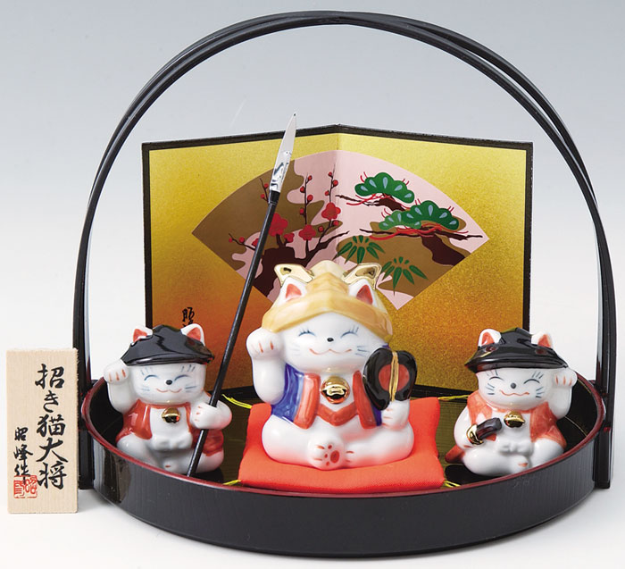 楽天市場】白磁器製 五月人形 二曲屏風付き丸盆のり 御供付き招き猫